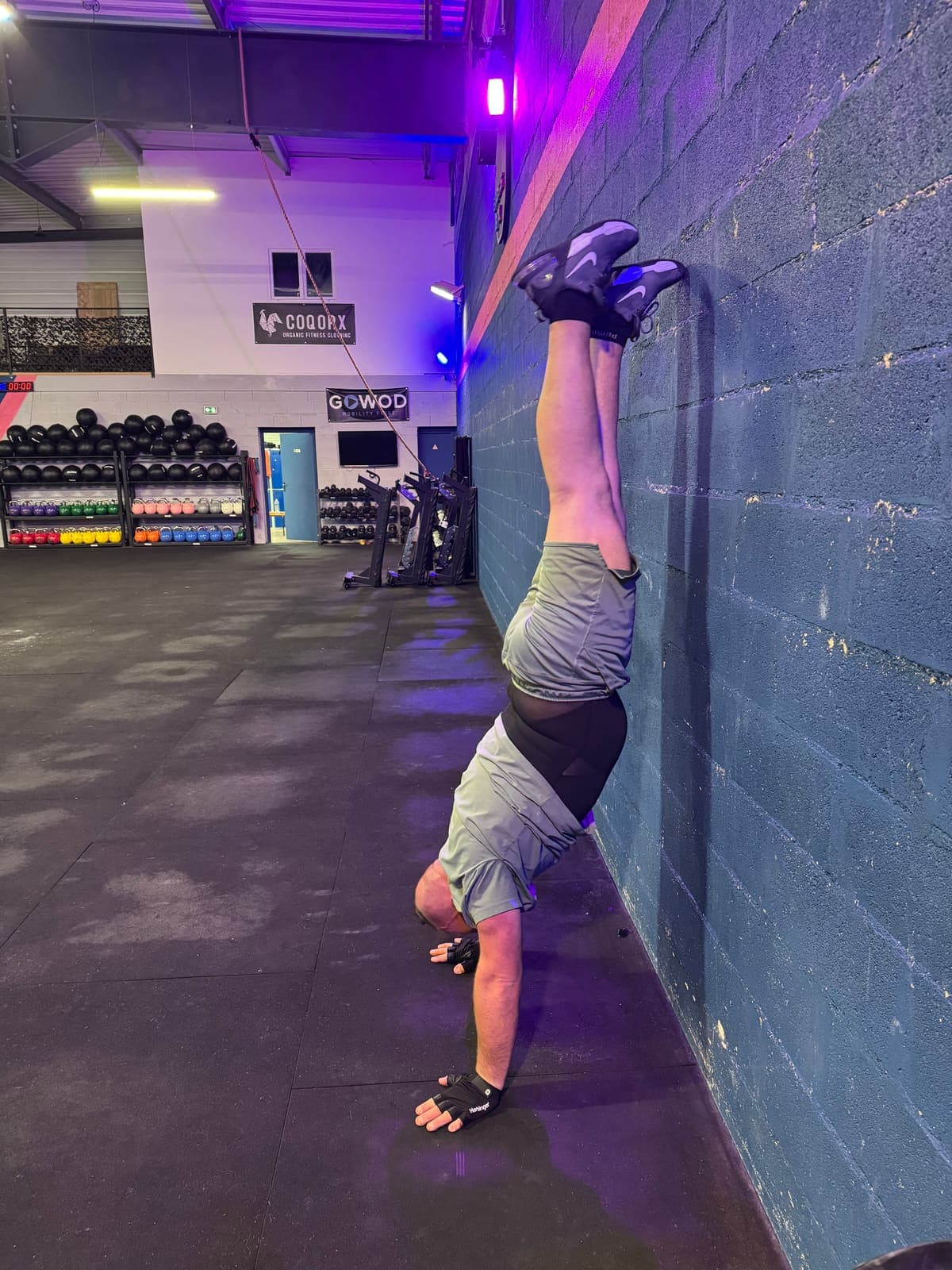 Bruno Mougenot en équilibre sur les mains contre le mur de la box de CrossFit