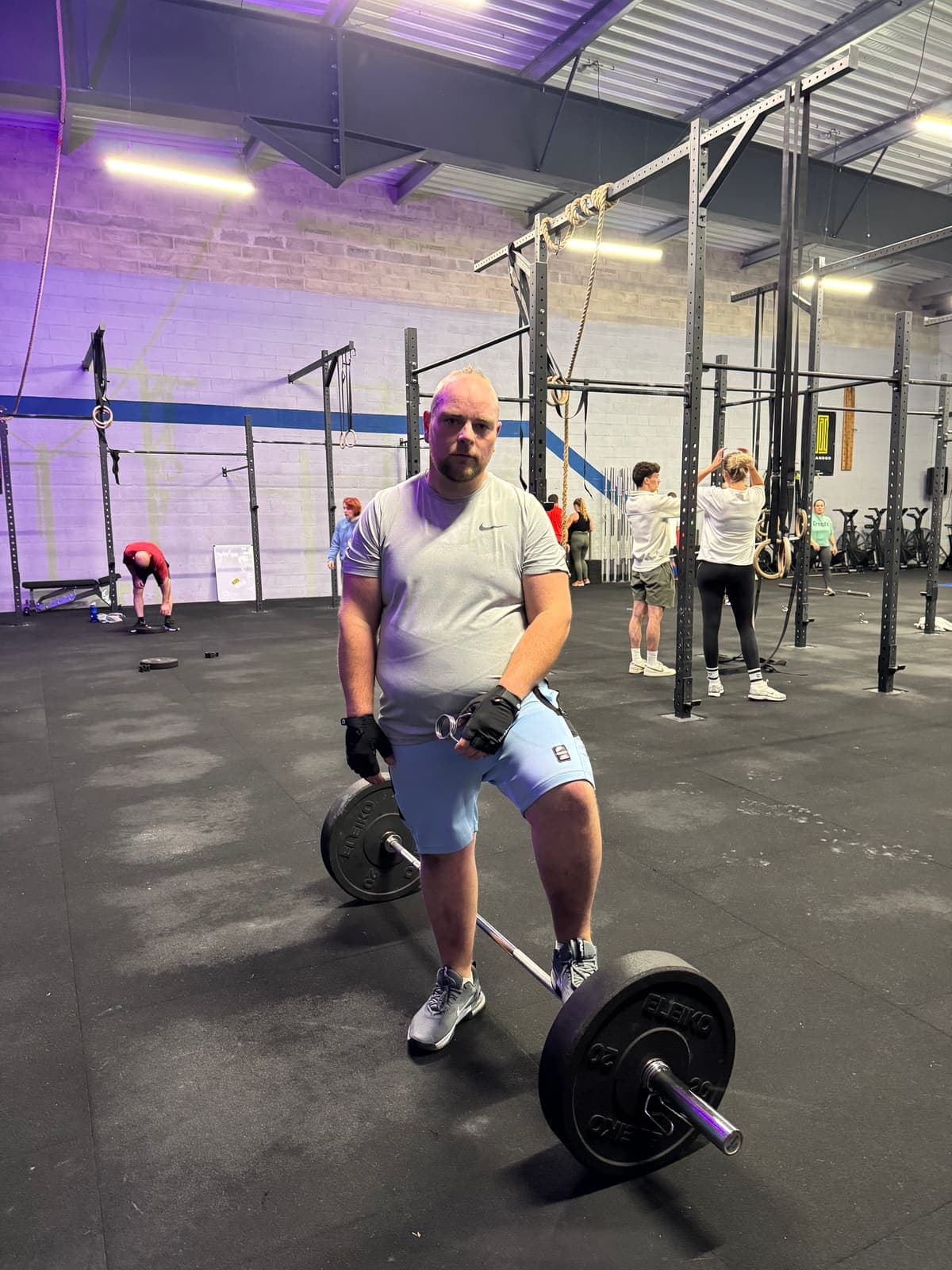 Bruno Mougenot, barre olympique chargée aux pieds, prêt pour un soulevé de terre